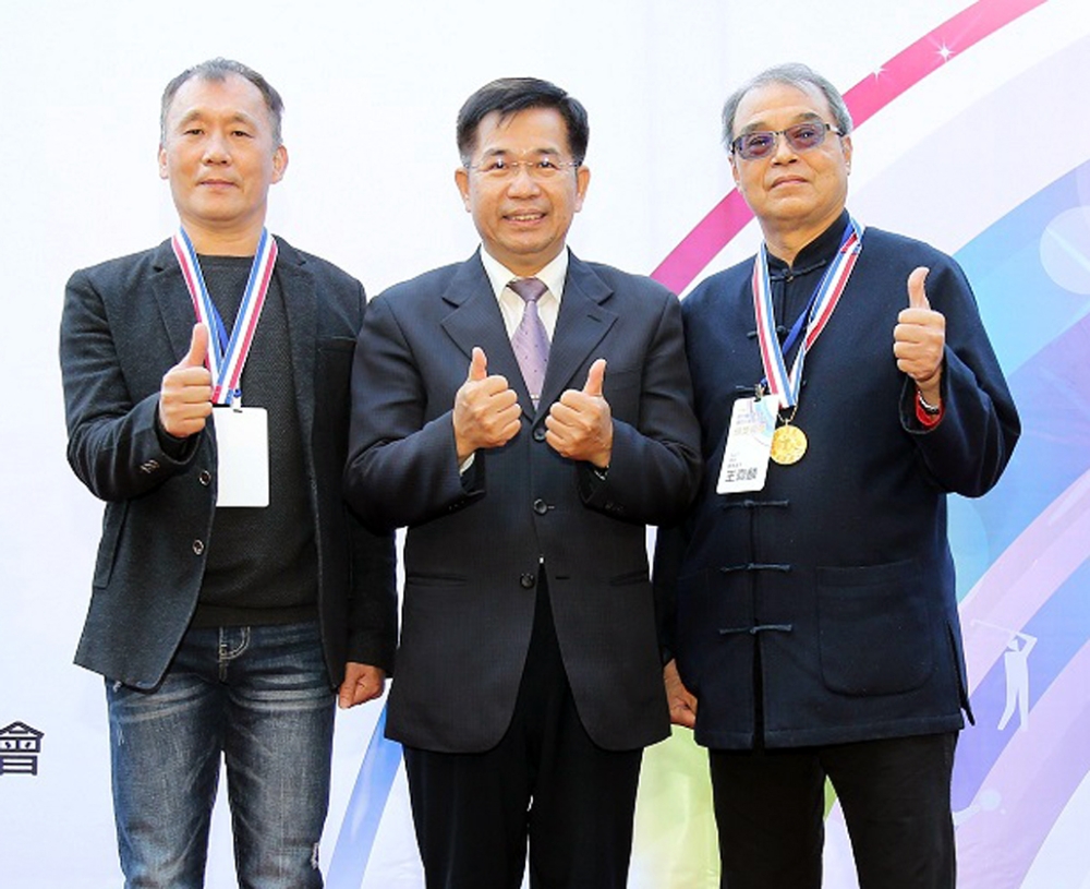 潘文忠部長頒發獎牌給東奧金牌雙人組李洋與王齊麟(兩位父親代領)。