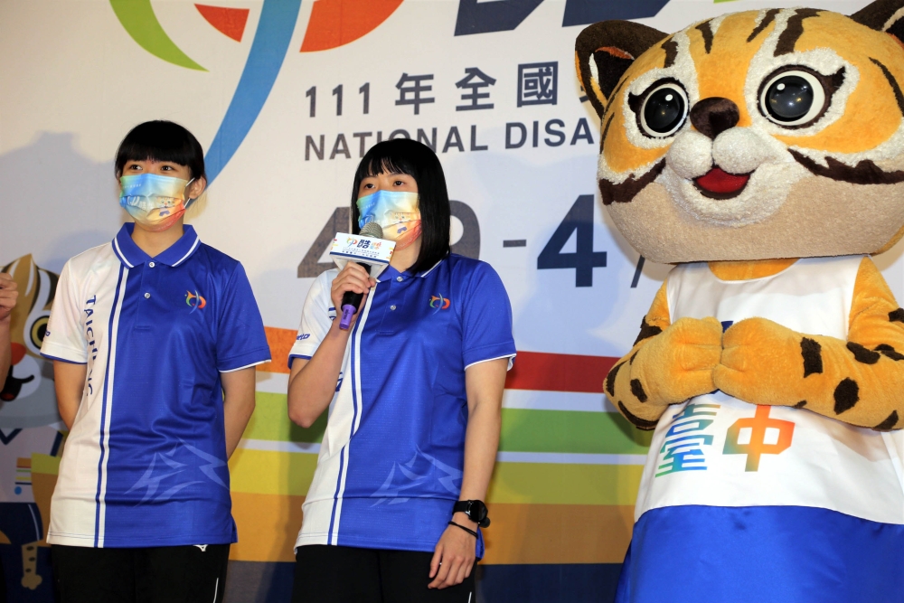 111年全國身心障礙運動會代言人李凱琳(中)及林姿妤(左)及大會吉祥物「Love & Life」。