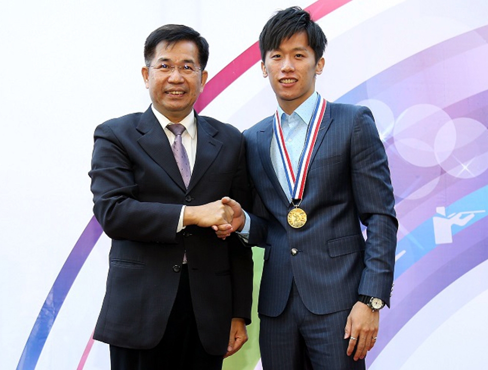 潘文忠部長頒發獎牌給東奧銀牌體操選手李智凱。
