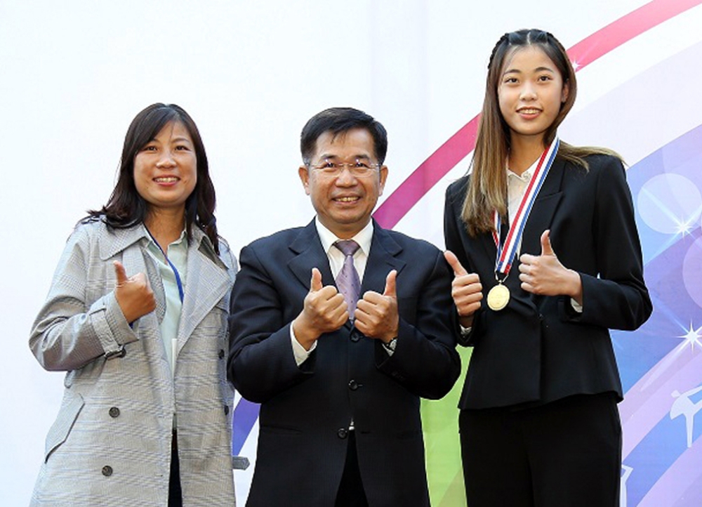 潘文忠部長頒發獎牌給東奧銅牌跆拳道選手羅嘉翎與她的母親。
