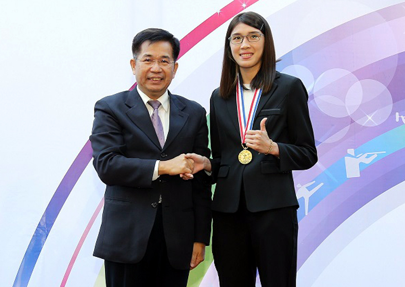 潘文忠部長頒發獎牌給東奧銅牌拳擊國手黃筱雯。