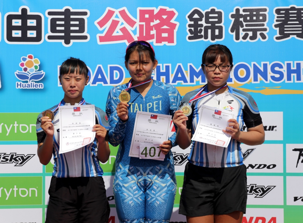女子青年組由李采蓉(中)奪得金牌、陳婕翊(右)銀牌、許婷茵銅牌。