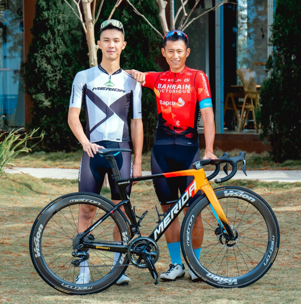 杜志濠(左)感謝一直鼓勵他堅持不懈的前輩馮俊凱(右) 。美利達自行車提供。