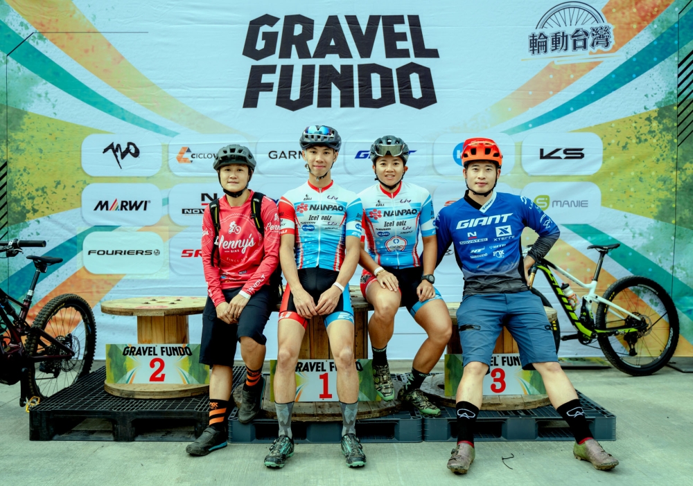 四位全運會登山車金牌選手周佩霓(左起)、李懿宸、蔡雅羽、江勝山共同推廣單車運動。