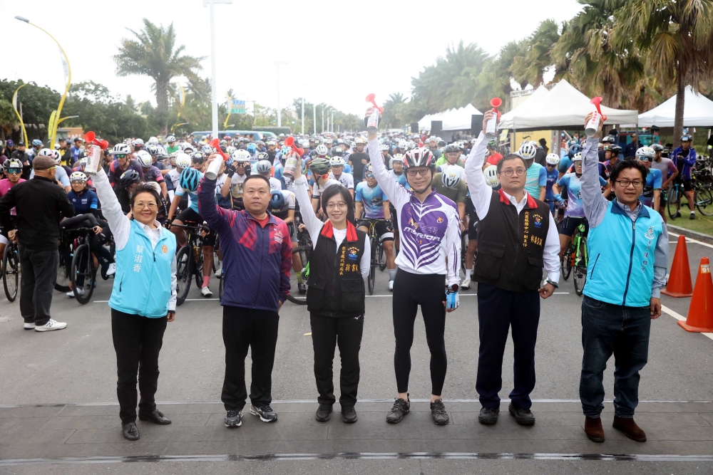 花蓮太平洋盃自行車挑戰賽鳴槍。中華民國自行車騎士協會提供。