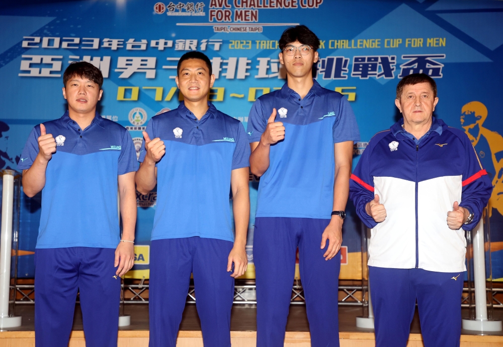 中華男排隊隊長戴儒謙（左起）、陳建禎、蔡沛彰和教練莫羅。排球協會／提供。