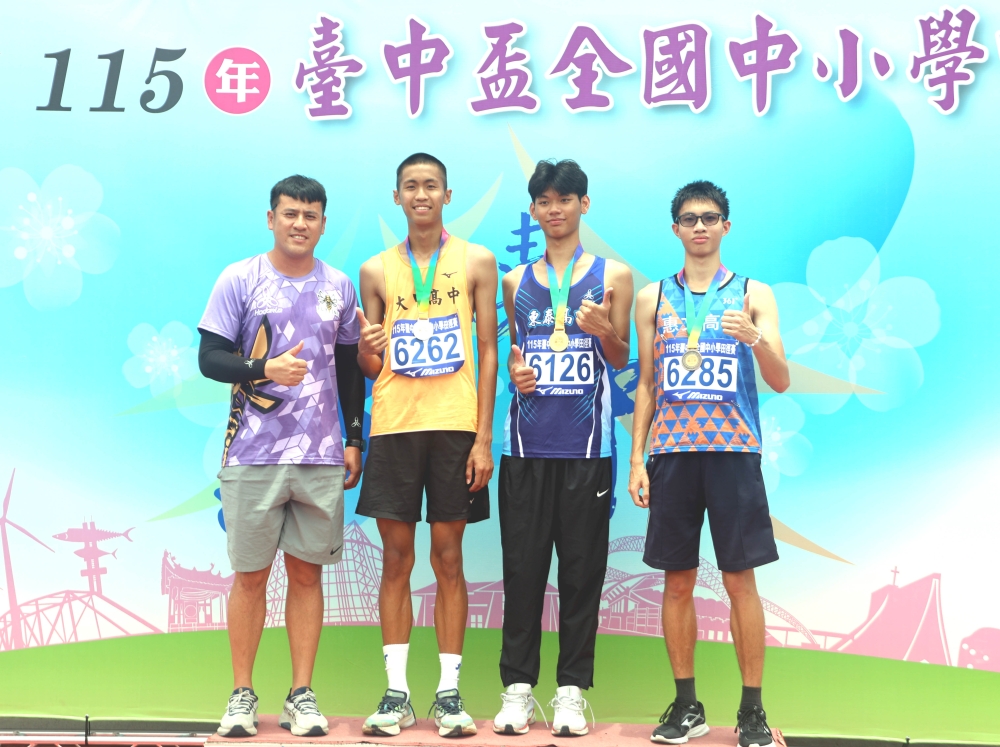 東泰高中徐承恩以1.98公尺在115年臺中盃全國中小學田徑賽高男跳高奪金。林嘉欣／攝影。