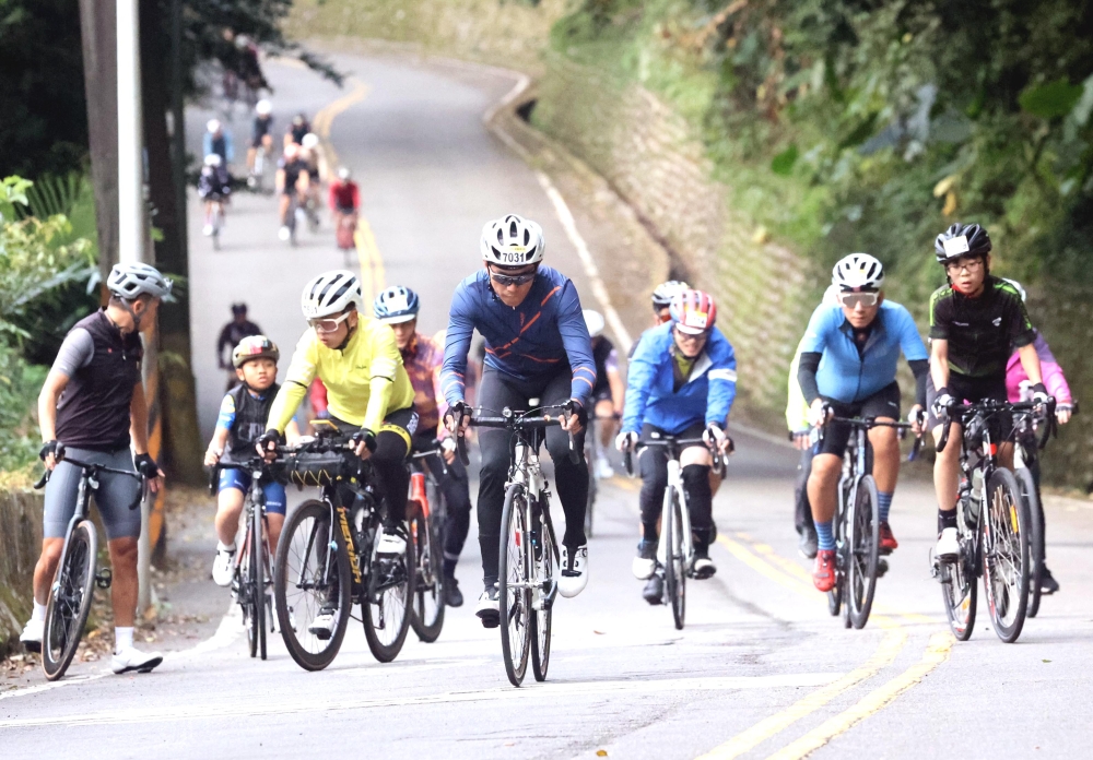 選手在爬坡路段奮力踩騎。中華民國自行車騎士協會提供。