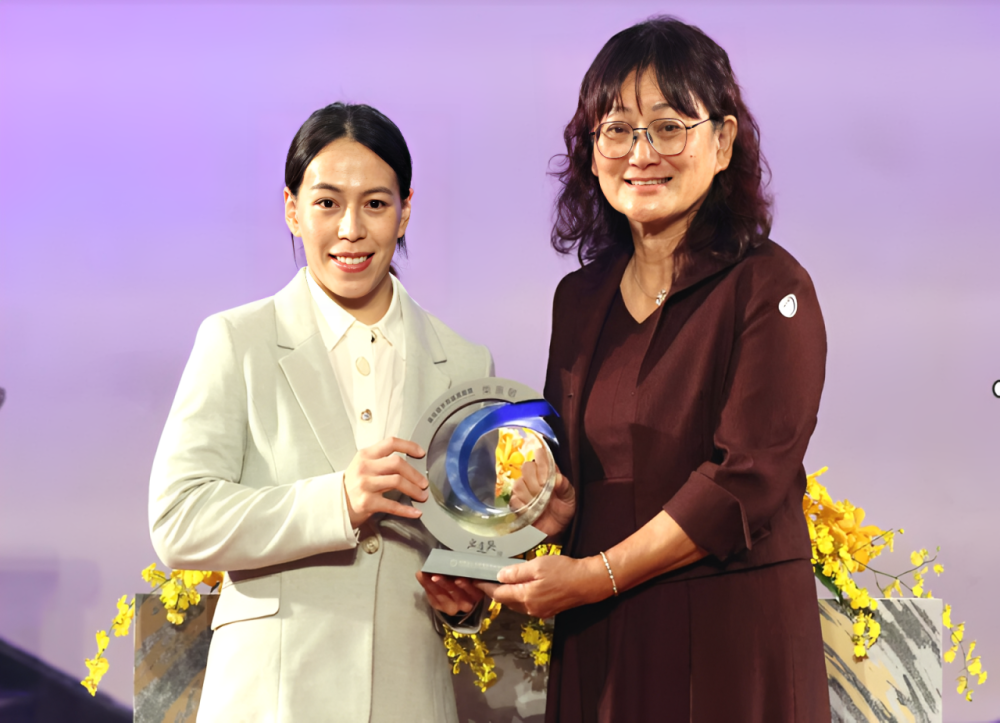 「舉重女神」郭婞淳頒獎給最佳選手照護貢獻獎柴惠敏(右)老師。林嘉欣／攝影。