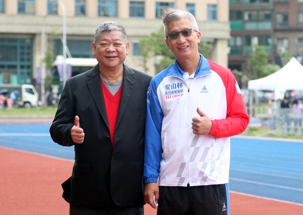 愛山林建設董事長祝文宇（左）和新竹愛山林隊教練倪大智。中華企業射箭聯盟／提供。