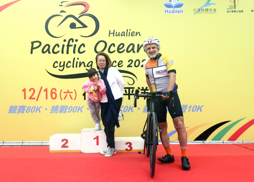 ：花蓮太平洋盃自行車挑戰賽，男55歲組亞軍法國籍Laurent和太太及女兒。中華民國自行車騎士協會提供。