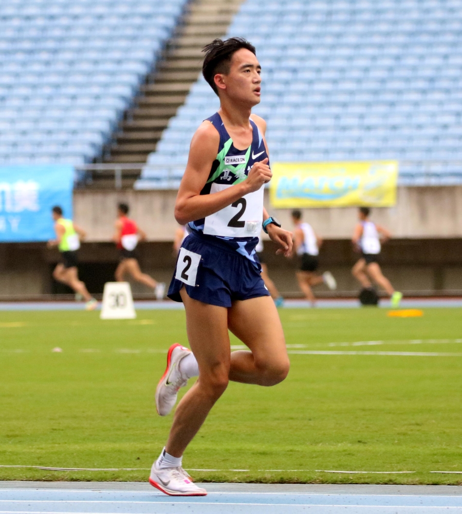 高師大黃祥維在港都盃田徑賽公開男1萬公尺奪金。林嘉欣／攝影。