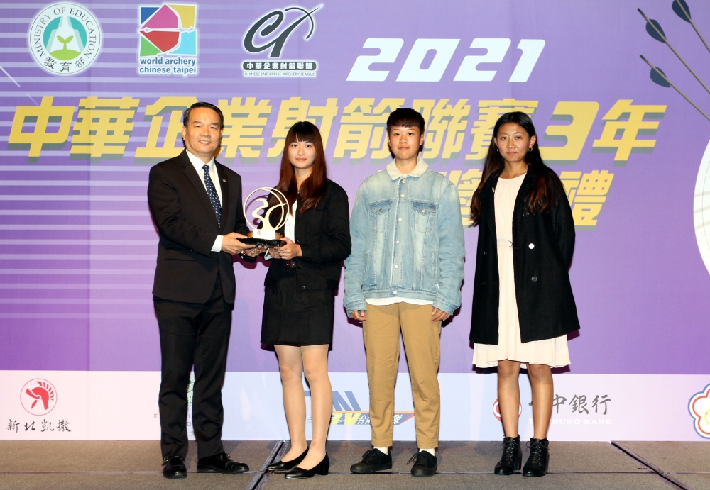 中華企箭聯盟會長邱炳坤頒獎給女子天團。中華企業射箭聯盟／提供。
