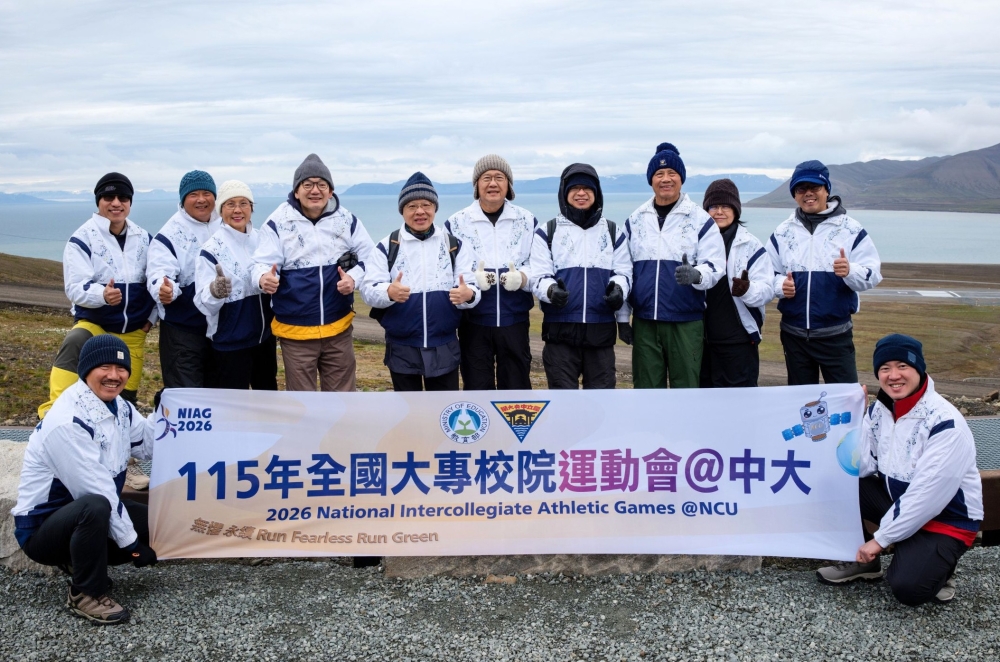 115 年全大運聖火團隊在北極完成聖火引燃壯舉。中央大學體育室提供。下同。