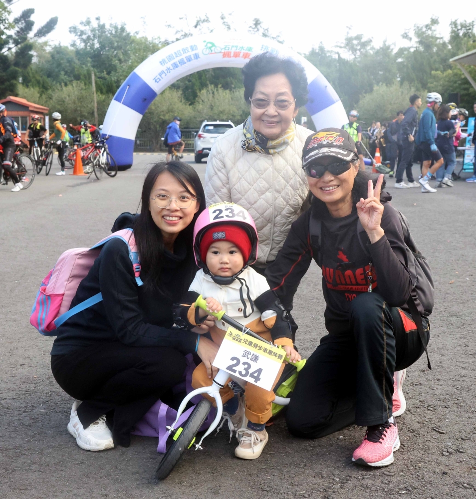 娃娃兵武謙和曾祖母（後）、姑奶奶和媽媽（左）。中華民國自行車騎士協會提供。