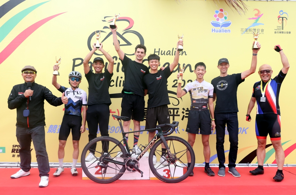 男子總排前六名頒獎。中華民國自行車騎士協會提供。