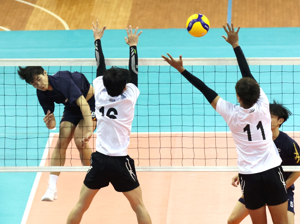 中原大學林庭偉(左)為球隊貢獻19分。林嘉欣／攝影。