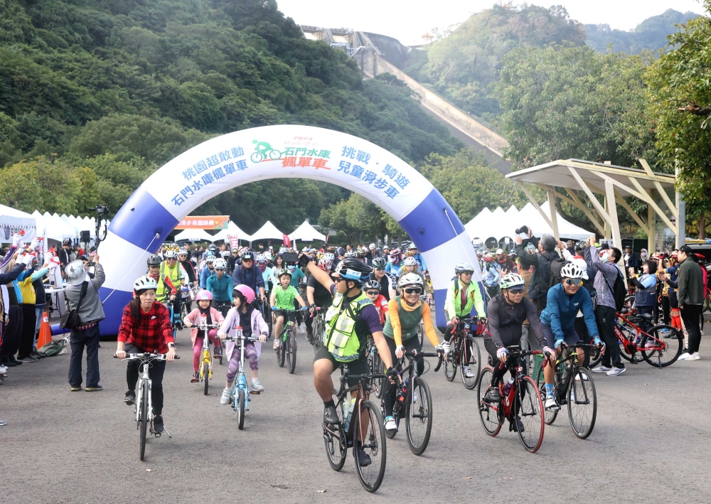 親子騎遊出發。中華民國自行車騎士協會提供。