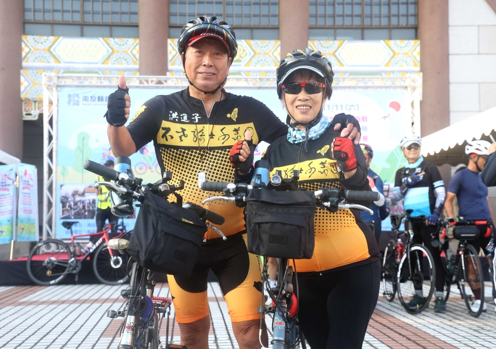75歲的洪進子和太太一起參加2023南投世紀百K自行車挑戰暨南投草屯人文巡騎。中華民國自行車騎士協會提供。
