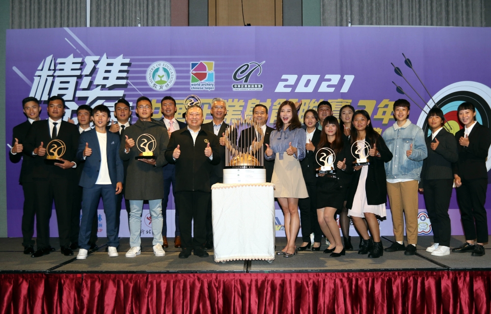 企箭三年得獎選手合影。中華企業射箭聯盟／提供。