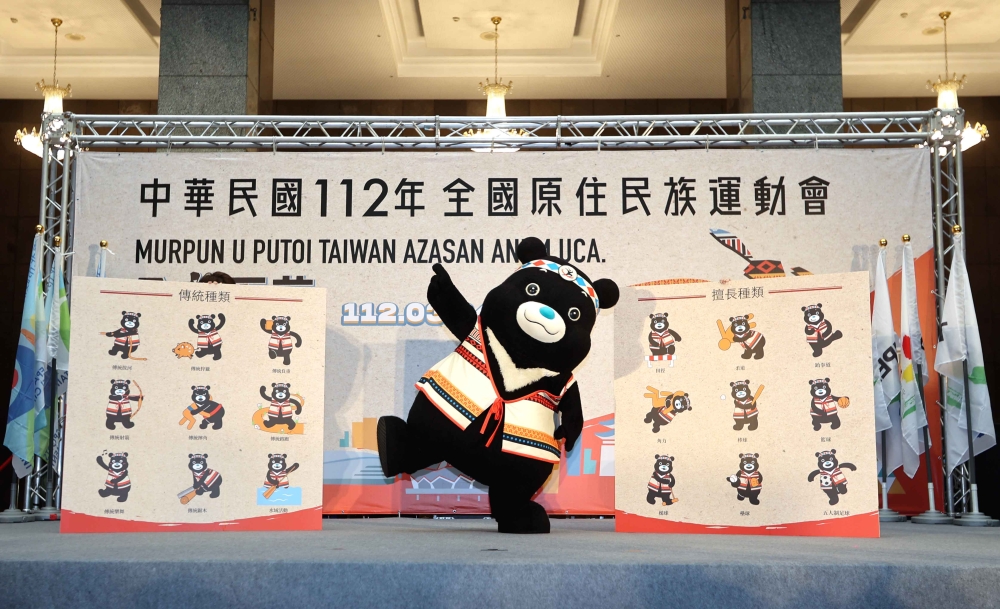臺北市吉祥物「熊讚」邀請大家一起到場觀賞原民運。林嘉欣／攝影。