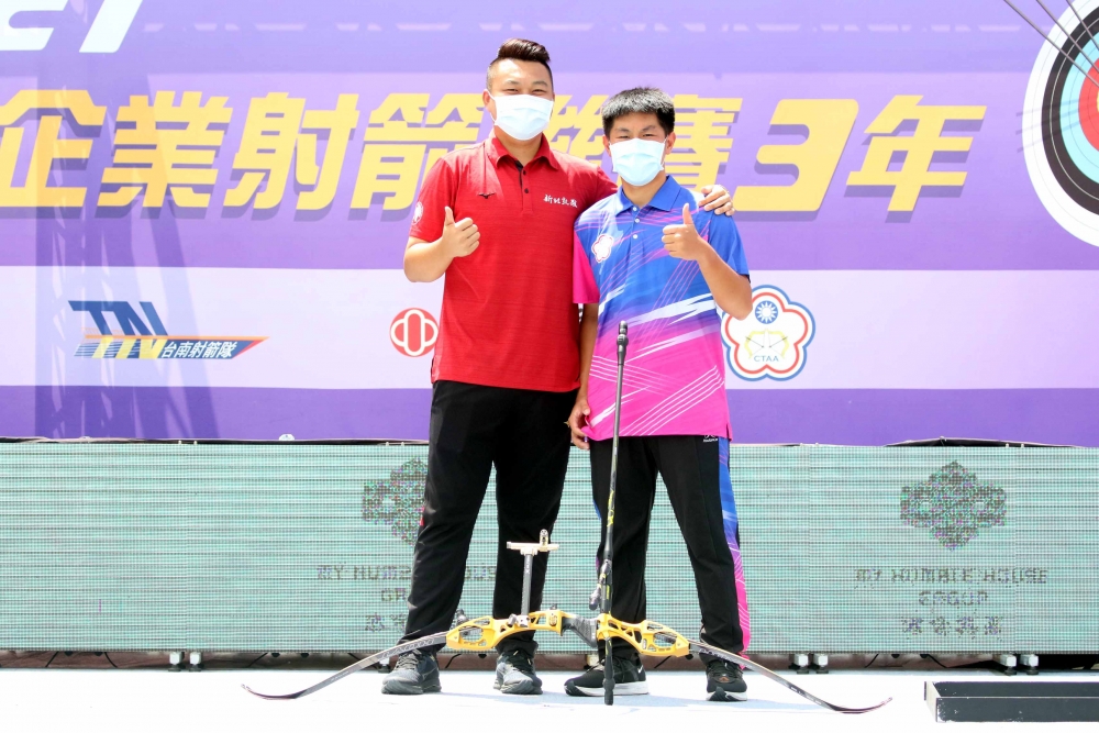 協會青年隊郭昱承（右）昨天在男團打敗母隊教練新北凱撒陳信夫（左）。中華企業射箭聯盟／提供。