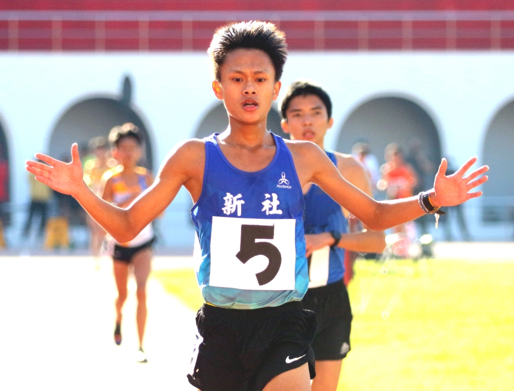 田睿祥在高男1萬公尺又以32:10.40奪金破大會，躍高一歷代第二傑。林嘉欣／攝影。