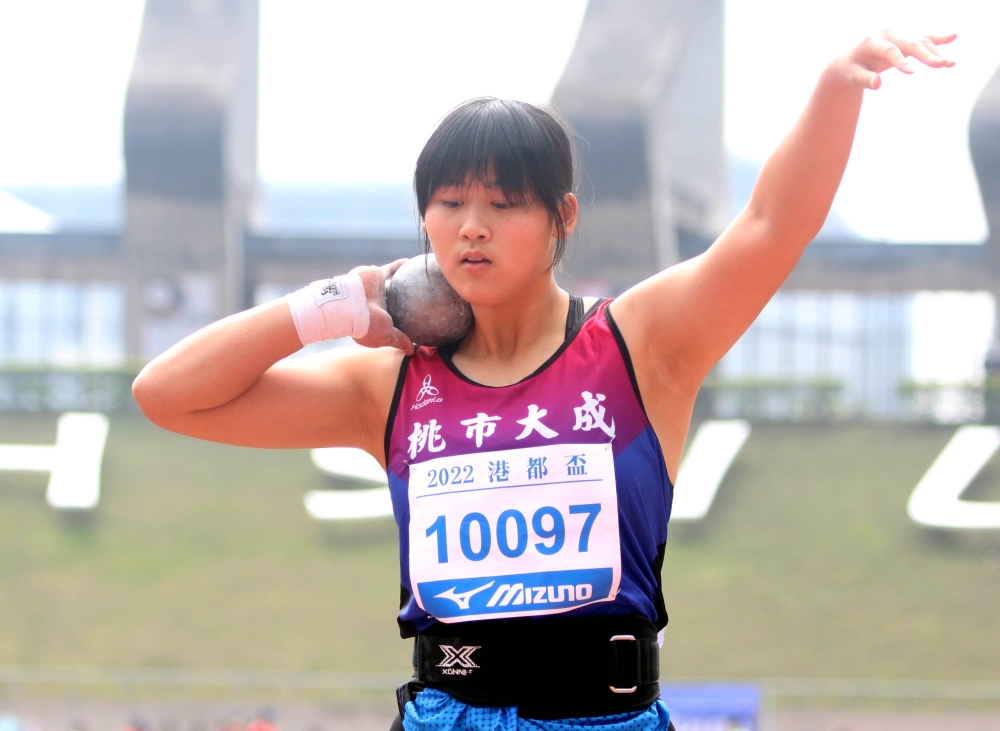 大成國中江靜緣以16.37打破女子鉛球U18全國紀錄。林嘉欣／攝影。