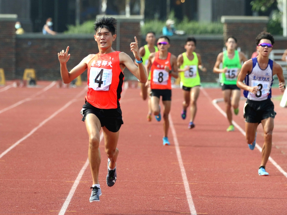 台灣師大周鴻宇（前）在公開男1萬公尺決賽，開心奪下本屆全大運田徑賽第一金。林嘉欣／攝影。 