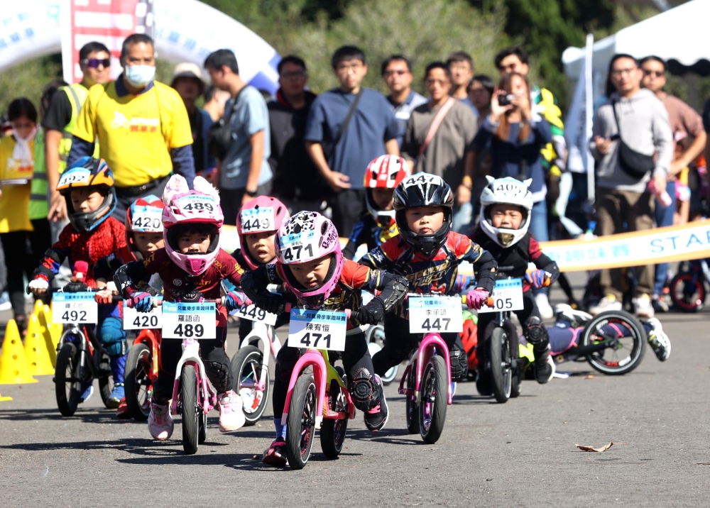 萌度破表的滑步車賽。中華民國自行車騎士協會提供。