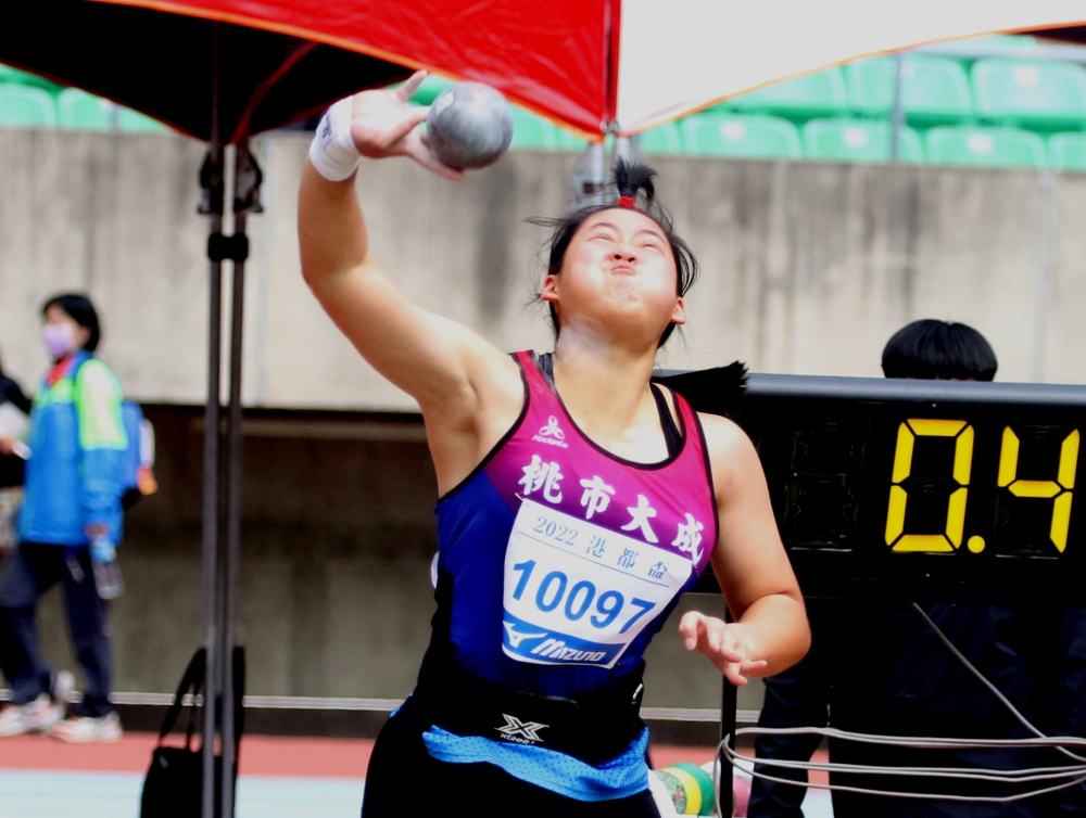 大成國中江靜緣以16.37打破女子鉛球U18全國紀錄。林嘉欣／攝影。