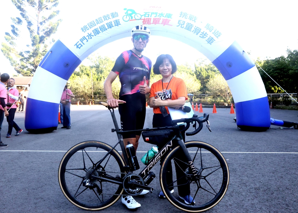 男子組冠軍美籍台灣女婿卓傑米和中華民國自行車騎士協會秘書長何麗卿。中華民國自行車騎士協會提供。