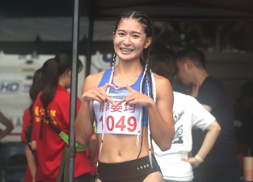 女子100公尺決賽，已是教練的台北市廖晏均11秒63創最佳得銀。林嘉欣／攝影。
