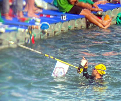 王怡臻在比賽過程中補水。中華民國游泳協會／提供。