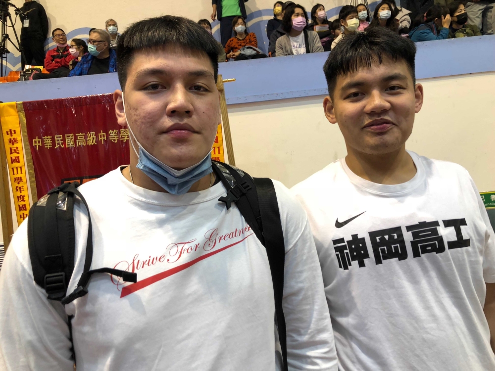 史魯齊（左）控班神岡小學弟「小史鲁齊」唐張聖峰。