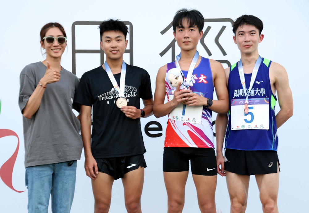 中央警大江尚育(左二)在一萬公尺艱辛三連霸，教練羅佩琳(左)也點讚。林嘉欣／攝影。