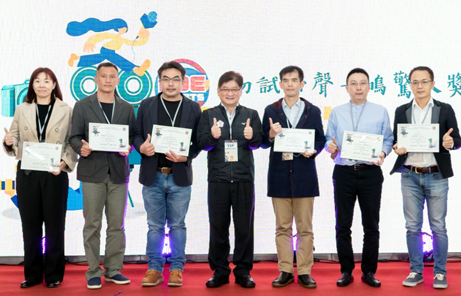 -教育部體育署洪志昌副署長(中)頒發「初試啼聲一鳴驚人獎」獎項，並與得獎者合影。