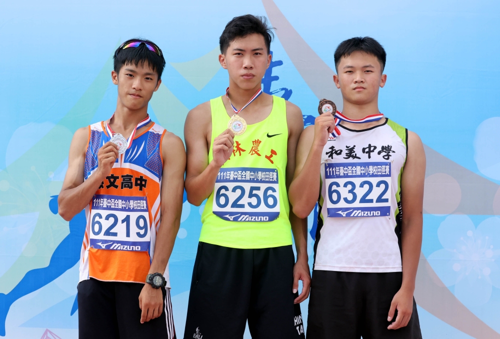 員林農工李柏睿（中）和惠文高中陳志璿（左）都打破高男100公尺大會紀錄。林嘉欣／攝影。