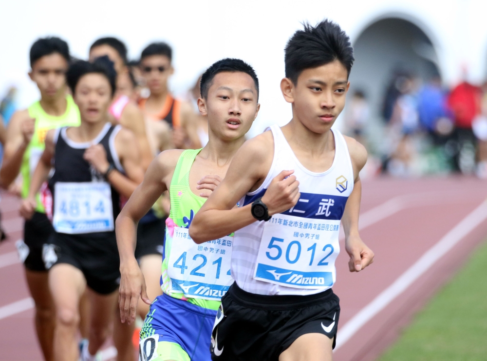 仁武高中國中部簡子傑（前）在國男1500公尺破大會。林嘉欣／攝影。