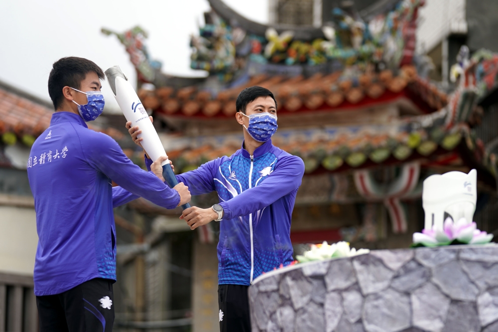 國體大奧運奪牌選手朱木炎（右）、鄧宇成攜手引燃全大運母火。國體大提供。下同。