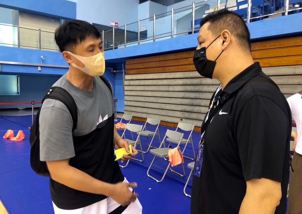 JHBL6冠金華教練吳正杰與埔墘教練張學坤，小聊雙胞胎余洪毅的情況。