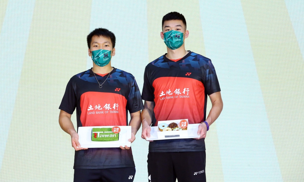 東京奧運羽球男雙金牌李洋、王齊麟抽出總金額440萬元的「獎牌加碼獎」得主共12位。台灣運彩／提供（下同）。
