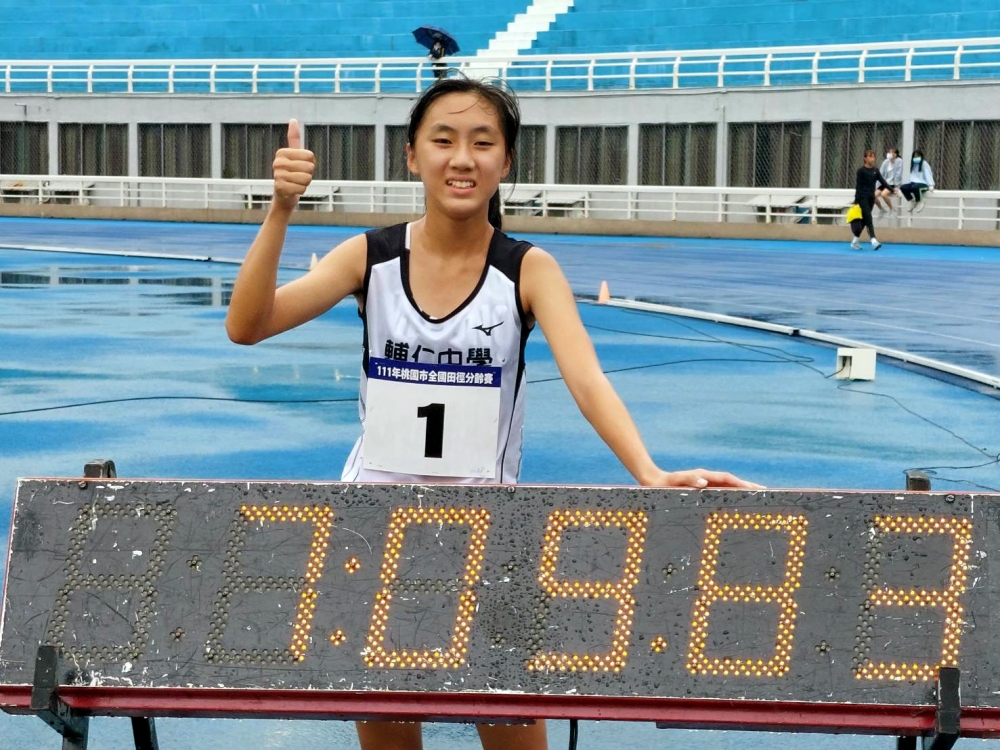 普通班朱婕瑀打破懸5年的2000公尺障礙U18全國紀錄。