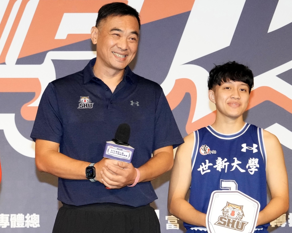 世新大學總教練何正峰(左)帶著大一即戰力宋瑞蓁，宣告尋求女籃四連霸的決心。