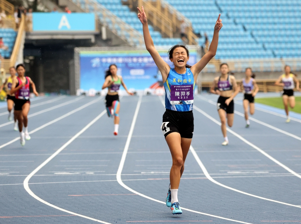 陳羿岑在國女400公尺決賽一馬當先，破懸32年U20全國紀錄。林嘉欣／攝影。