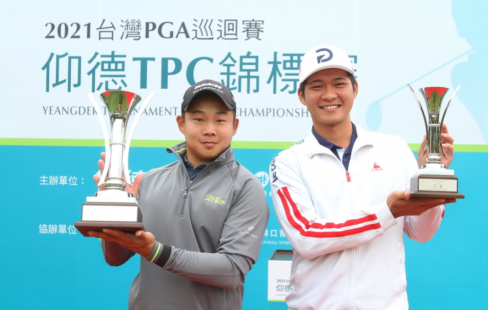 仰德TPC錦標賽職業冠軍李玠柏(左)和業餘冠軍洪昭鑫。鍾豐榮攝影。下同。