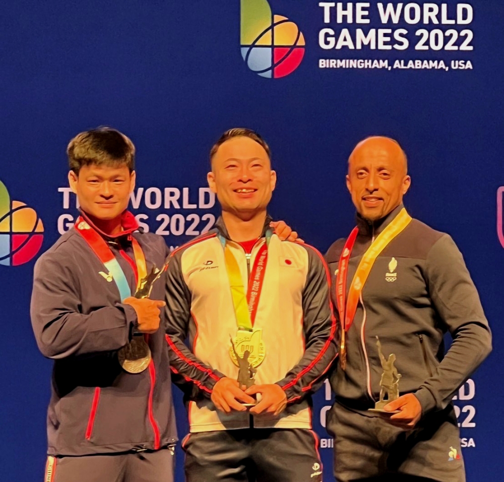 2022世界運動會我健力選手謝宗庭（左）榮獲銀牌。