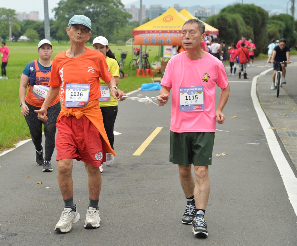 2025點燃愛與希望 公益路跑 台灣阿甘（右）也來共襄盛舉（大會提供）。 