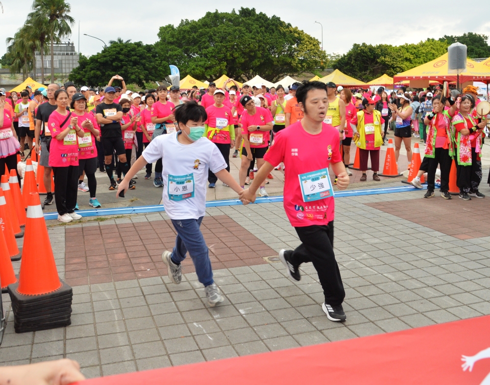 2025點燃愛與希望 公益路跑 希望組育幼院小朋友牽手身心障礙大朋友一起完成步程（大會提供）。