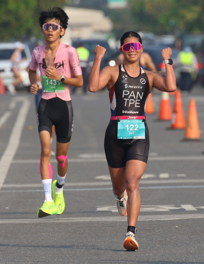 2026台南鐵人三項標準賽菁英組女生組潘昱婷領先回到終點奪冠（大會提供）。